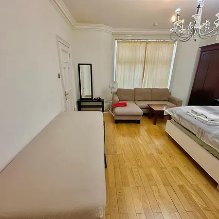 Spacious En Room, Opposite Of Tube Station, 5 Minutes From Oxford Street London