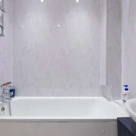 Split-level Spacious Family Apartment London