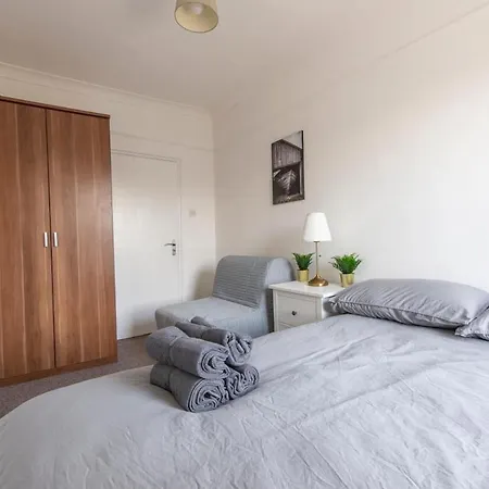 Split-level Spacious Family London