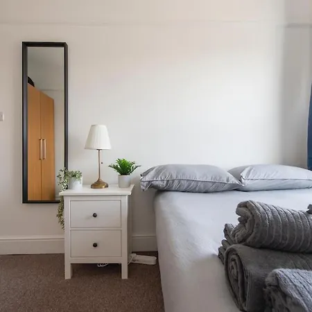 Split-level Spacious Family Apartment London