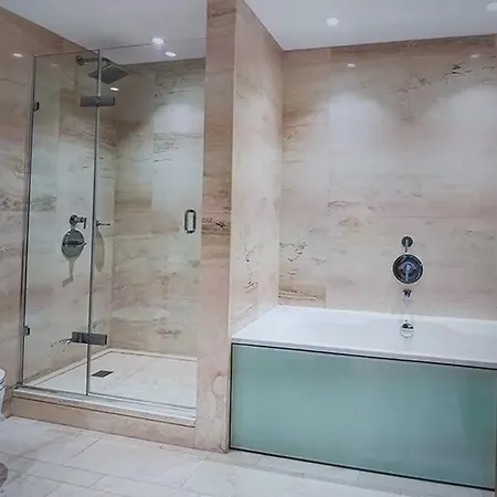 A Spacious Lateral Two Bedroom Two Bathroom Appartement