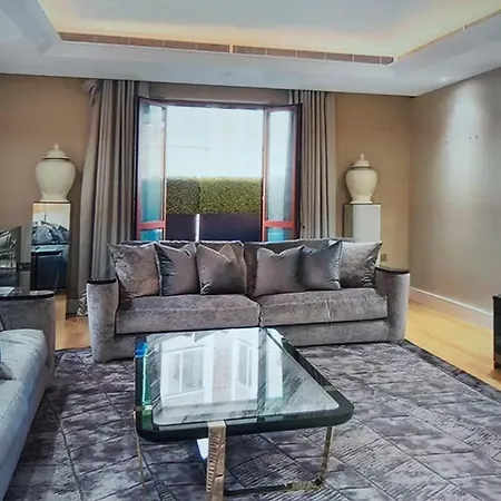 Appartement A Spacious Lateral Two Bedroom Two Bathroom Surbiton