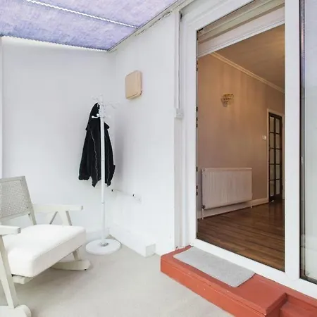 Hostel Eejs Charming 3 Bed - With Large Garden