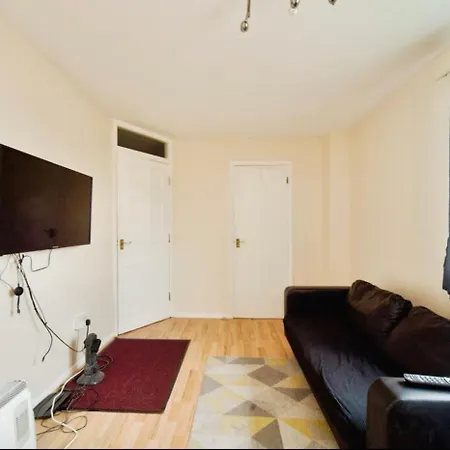 Entire 2 Bed Flat In London, 5 Mins From Tube