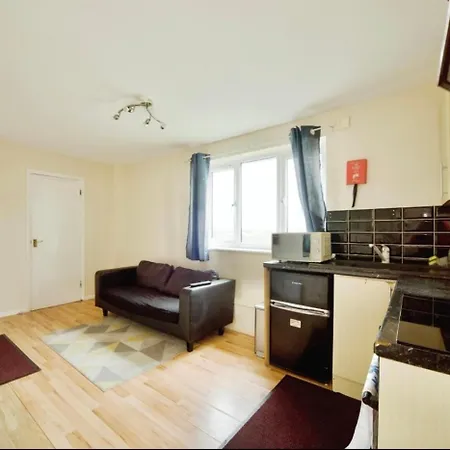 Apartment Entire 2 Bed Flat In London, 5 Mins From Tube *