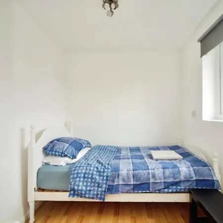Entire 2 Bed Flat In London, 5 Mins From Tube *