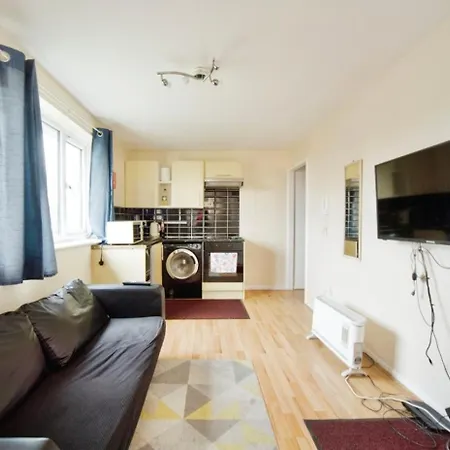 Entire 2 Bed Flat In London, 5 Mins From Tube