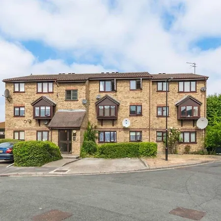 Entire 2 Bed Flat In London, 5 Mins From Tube Apartment *
