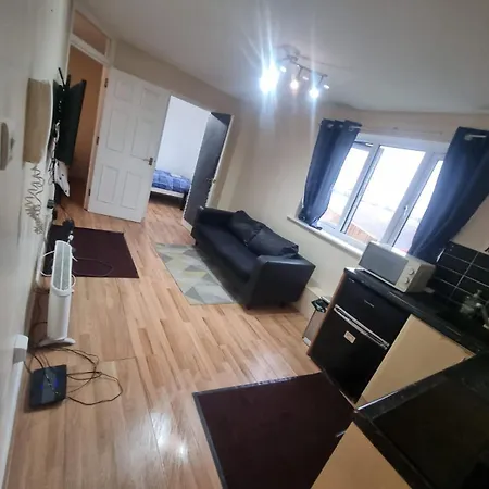 Entire 2 Bed Flat In London, 5 Mins From Tube Apartment