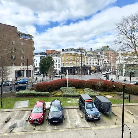 The Queens Palace 1 Bedroom By Wild Apartment London