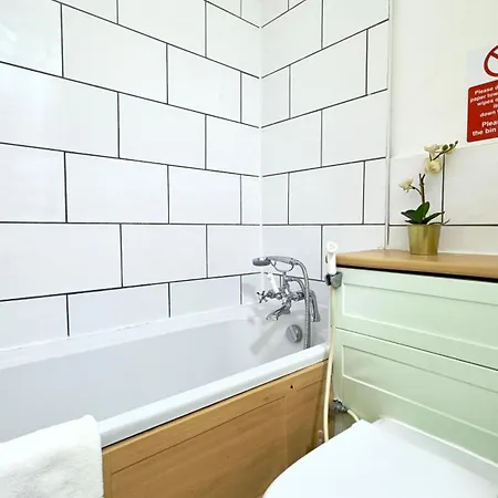 The Queens Palace 1 Bedroom By Wild Apartment