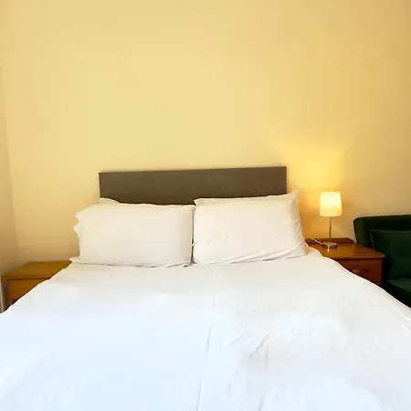 The Queens Palace 1 Bedroom By Wild Apartment London