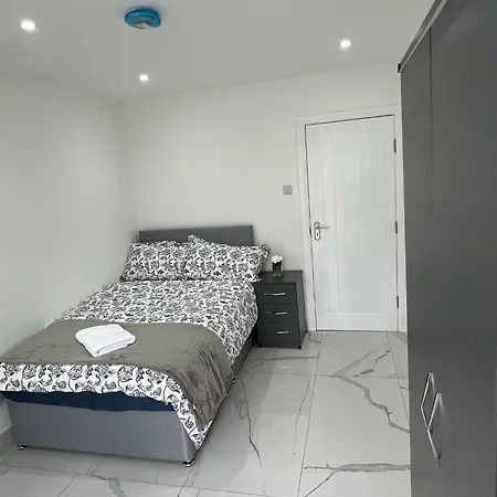 93 New Road Harmondsworth