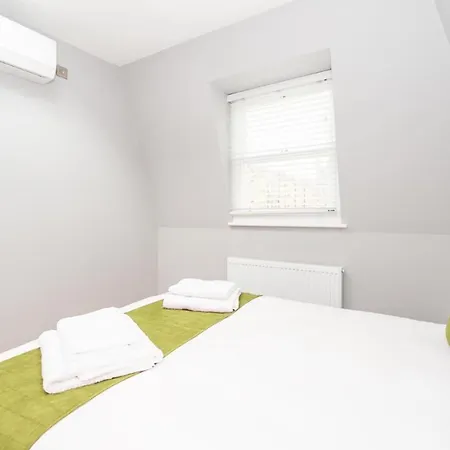 Modern Two-bedroom In Paddington Apartment