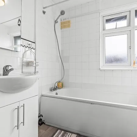 Cosy 2 Bed Flat, Wembley Stadium * London