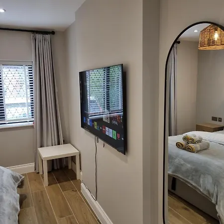 Beautiful Newly Renovated Flat In Orpington *