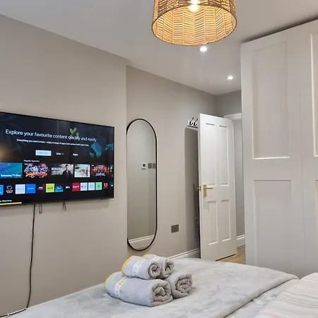 Beautiful Newly Renovated Flat In Orpington Apartment *