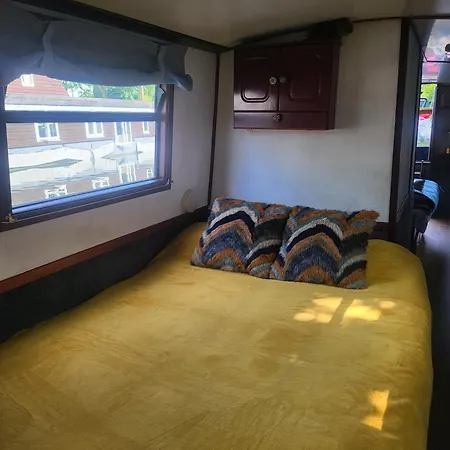 Comfy Canal Boat In Little Venice By Paddington London