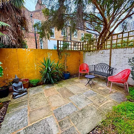 5 Bedroom House - 2 To 8 People Holiday home London