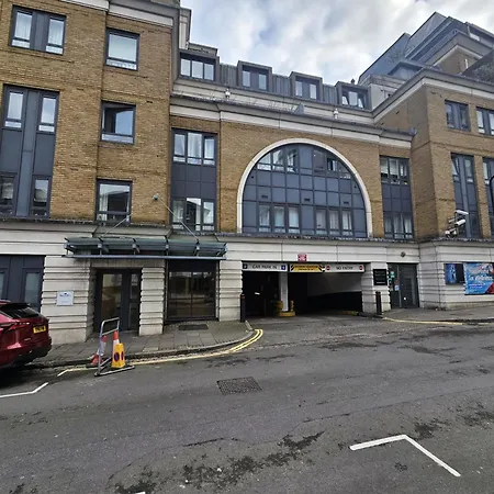 Luxury 3-bed With Private Garden En-suites & Underground Parking Prime Nw6 Location *