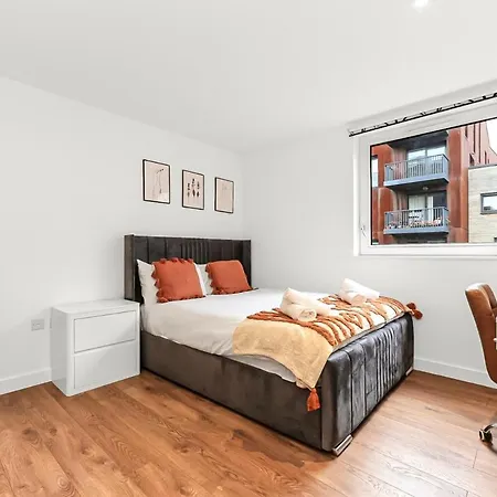 Modern 2 Bed 2 Bath Flat With Balcony Surrey Quays *