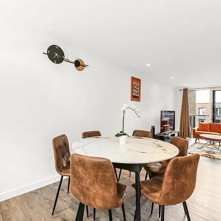 Modern 2 Bed 2 Bath Flat With Balcony Surrey Quays * London