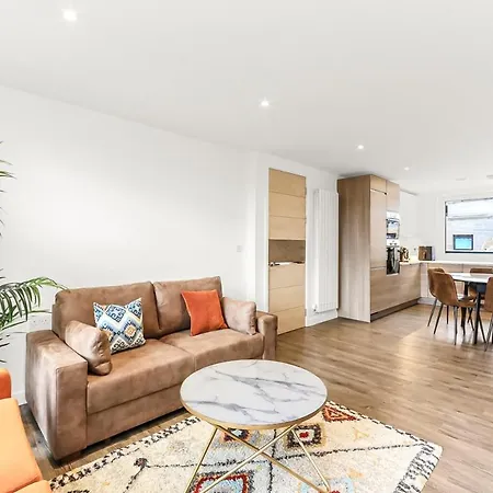 Modern 2 Bed 2 Bath Flat With Balcony Surrey Quays Apartment