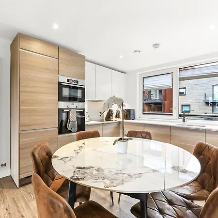 Apartment Modern 2 Bed 2 Bath Flat With Balcony Surrey Quays *