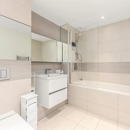 Modern 2 Bed 2 Bath Flat With Balcony Surrey Quays Apartment London