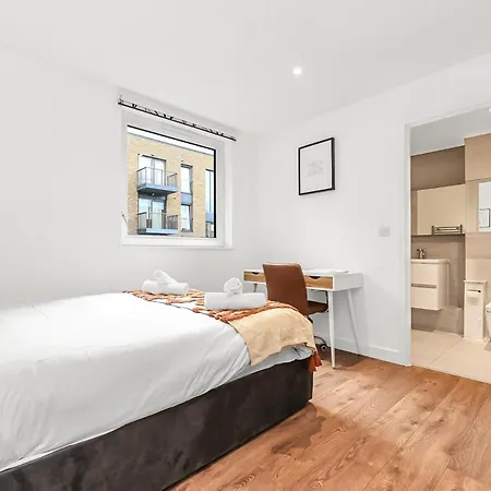 Apartment Modern 2 Bed 2 Bath Flat With Balcony Surrey Quays London