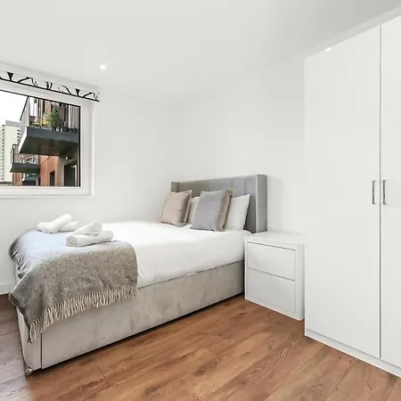 Modern 2 Bed 2 Bath Flat With Balcony Surrey Quays *