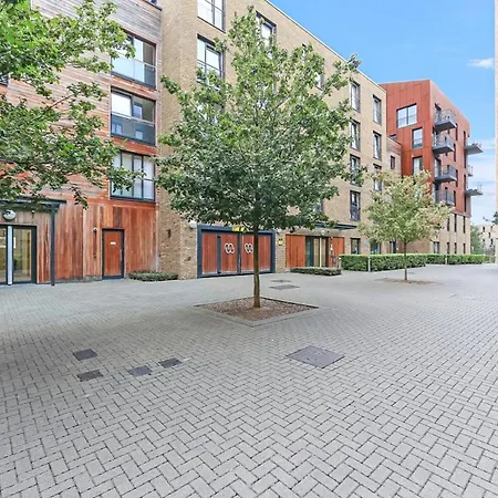 Modern 2 Bed 2 Bath Flat With Balcony Surrey Quays London
