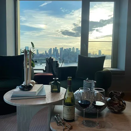 Luxury 1 Bed Riverside With Sky Lounge Apartment