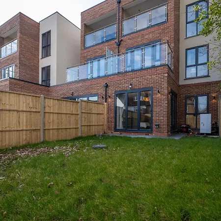 Luxury 5 Bedroom, 4 Bathroom In Purley