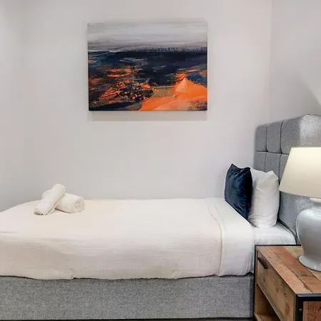 Holiday home Luxury 5 Bedroom, 4 Bathroom In Purley