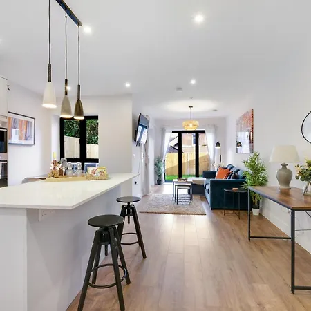 Holiday home Luxury 5 Bedroom, 4 Bathroom In *