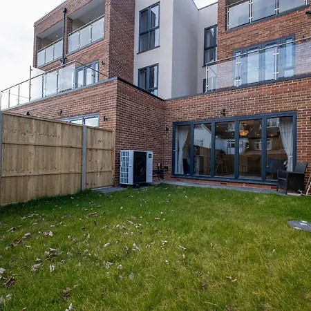 Luxury 5 Bedroom, 4 Bathroom In Holiday home *