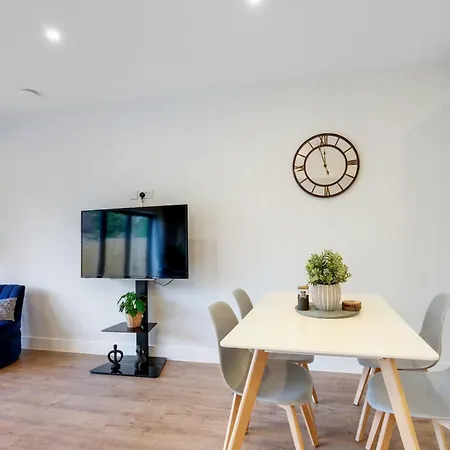 Luxury 5 Bedroom, 4 Bathroom In Purley