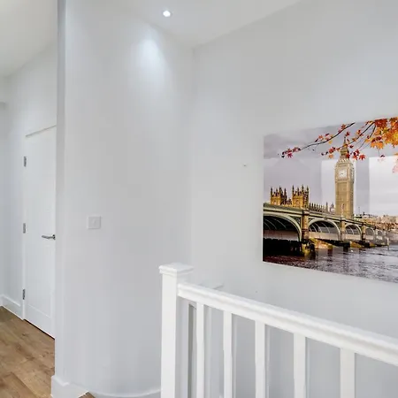 Luxury 5 Bedroom, 4 Bathroom In * Purley
