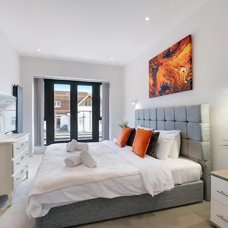 Luxury 5 Bedroom, 4 Bathroom In