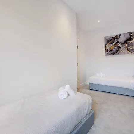Luxury 5 Bedroom, 4 Bathroom In *