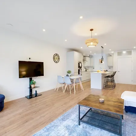 Luxury 5 Bedroom, 4 Bathroom In * Purley