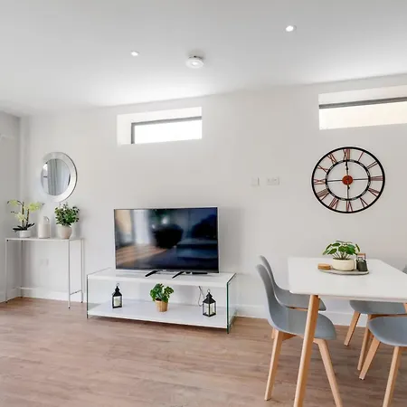 Luxury 5 Bedroom, 4 Bathroom In Holiday home *