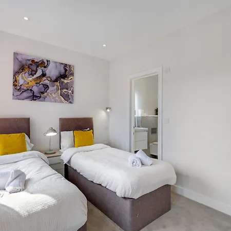 Holiday home Luxury 5 Bedroom, 4 Bathroom In Purley