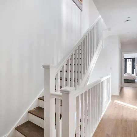 Luxury 5 Bedroom, 4 Bathroom In