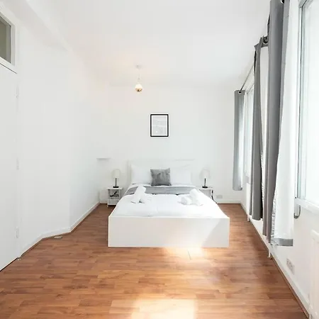 Spacious 1br Near Bridge