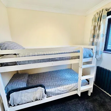4-bed Oasis Quiet Culde Sac *