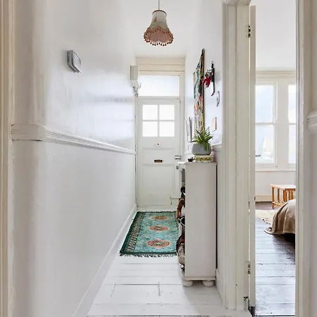 Unique & Charming 2 Bedroom Flat Apartment *