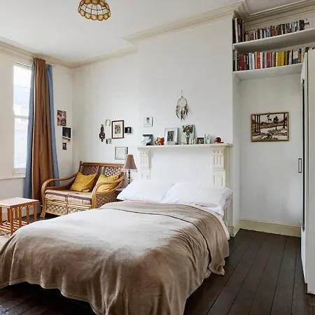 Unique & Charming 2 Bedroom Flat Apartment