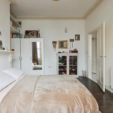 Unique & Charming 2 Bedroom Flat *
